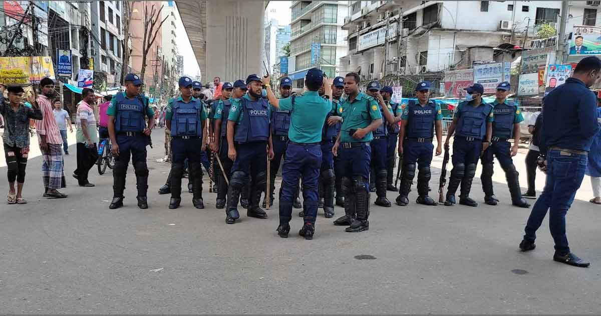 রাজধানীতে সর্বোচ্চ সতর্কতা: মোড়ে মোড়ে তল্লাশি ও বিজিবি মোতায়েন