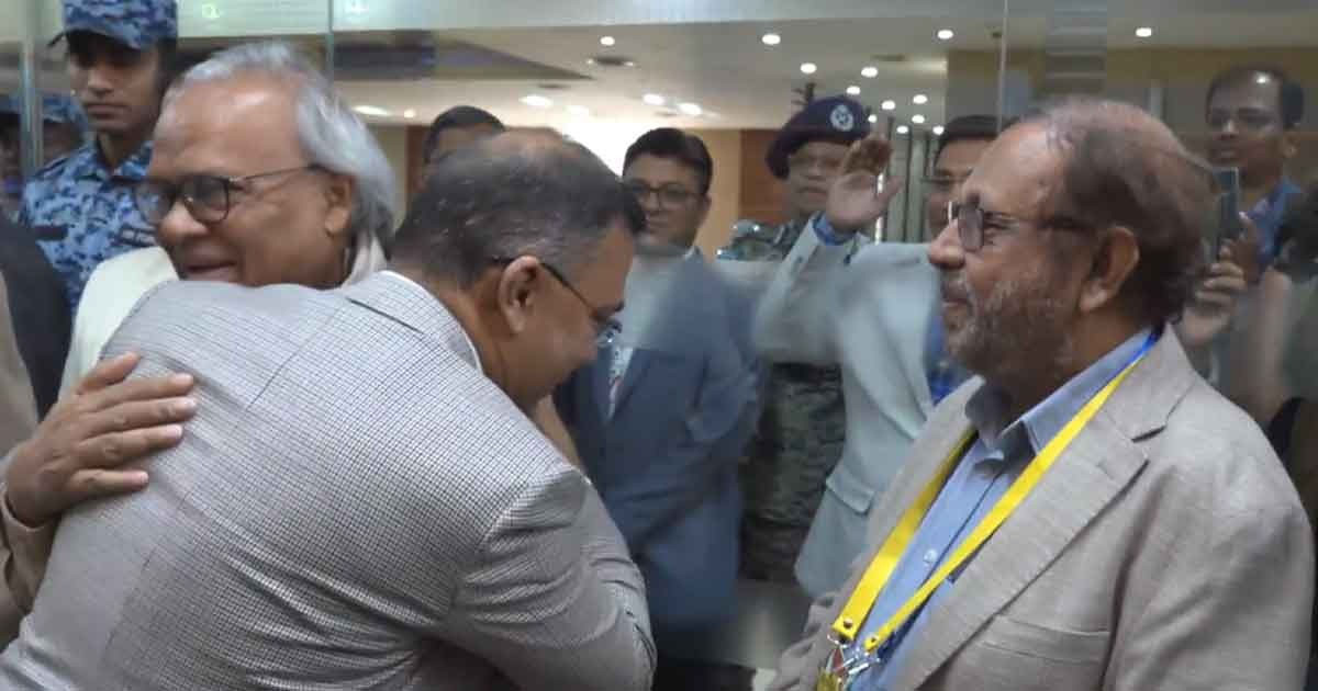 দীর্ঘ ১৬ বছর পর দেশে ফিরলেন তারেক রহমান, বিমানবন্দরে নেতাকর্মীদের উষ্ণ অভ্যর্থনা