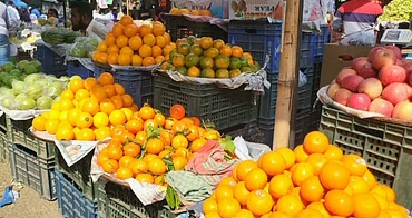 রোজার আগেই চড়া ফলের বাজার: সরবরাহ সংকট ও বাড়তি ভাড়ার অজুহাতে বিপাকে সাধারণ ক্রেতা